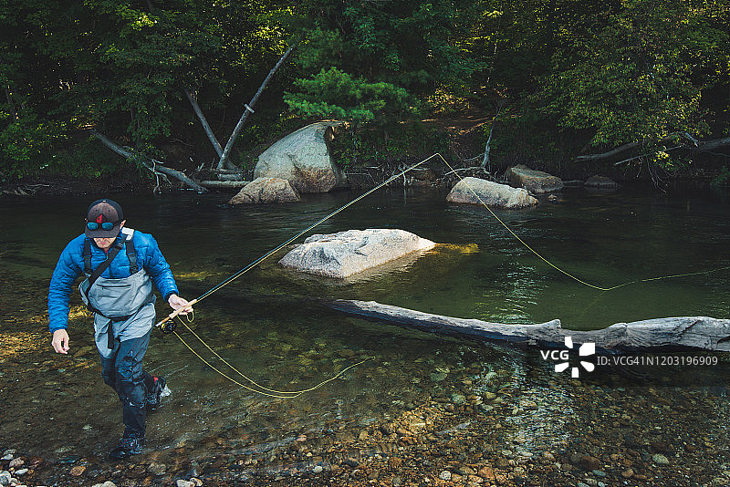 男子在新罕布什尔州北康威的萨科河上飞蝇钓鱼图片素材
