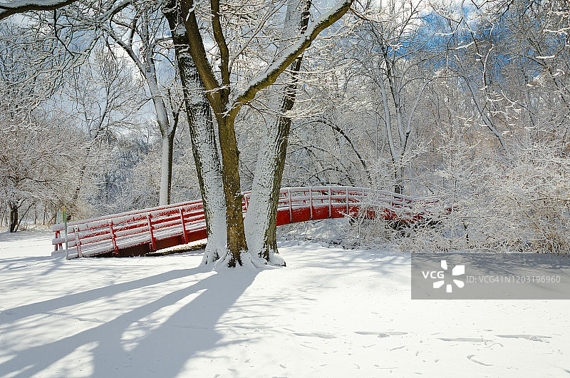 覆盖着新雪的红桥图片素材