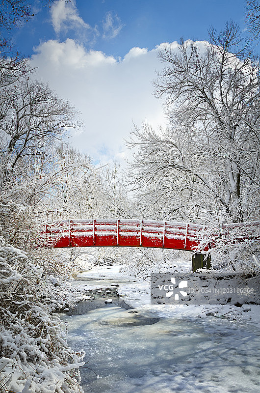 覆盖着新雪的红桥图片素材