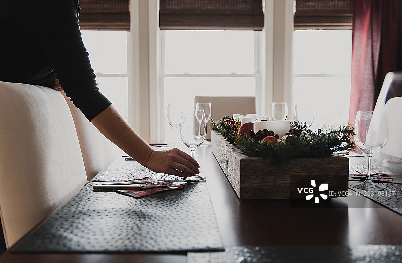 餐桌上摆放葡萄酒杯的手部特写图片素材