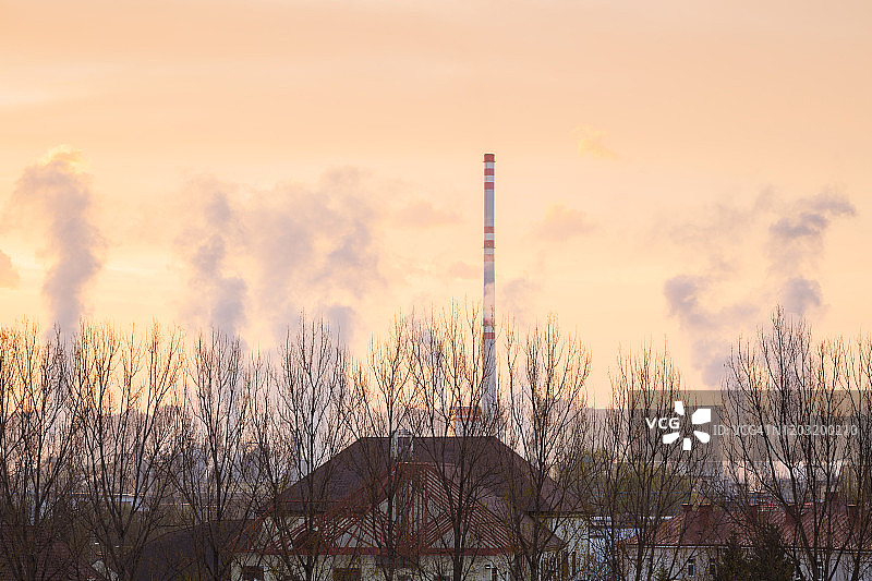 鲁容贝罗克镇的屋顶和造纸厂的烟囱图片素材