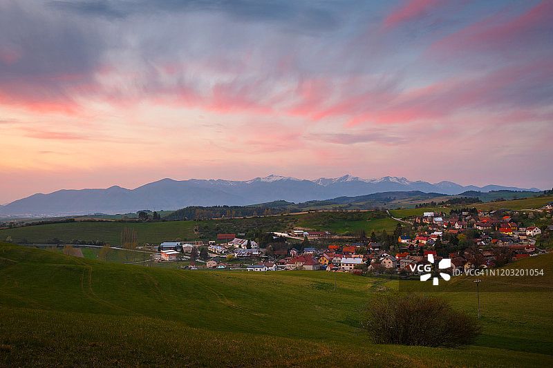斯洛伐克图里埃茨地区田野和牧场中的村庄图片素材
