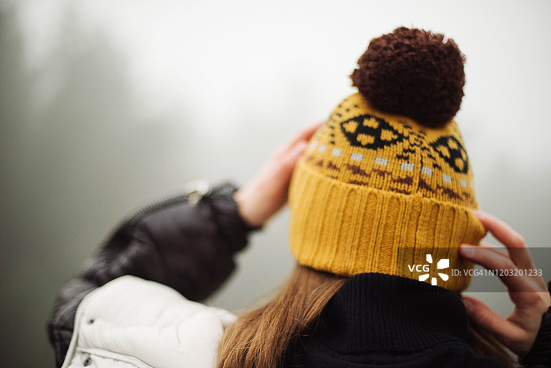 雾天站在森林旁的女人图片素材