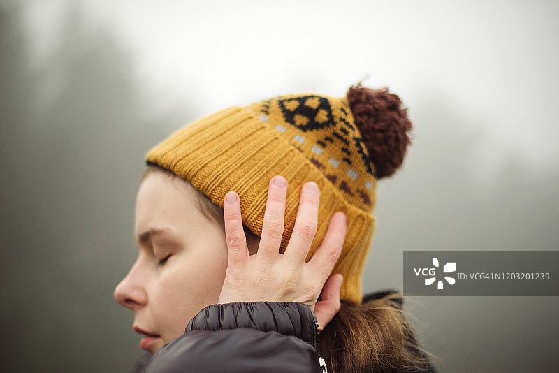 雾天站在森林旁的女人图片素材