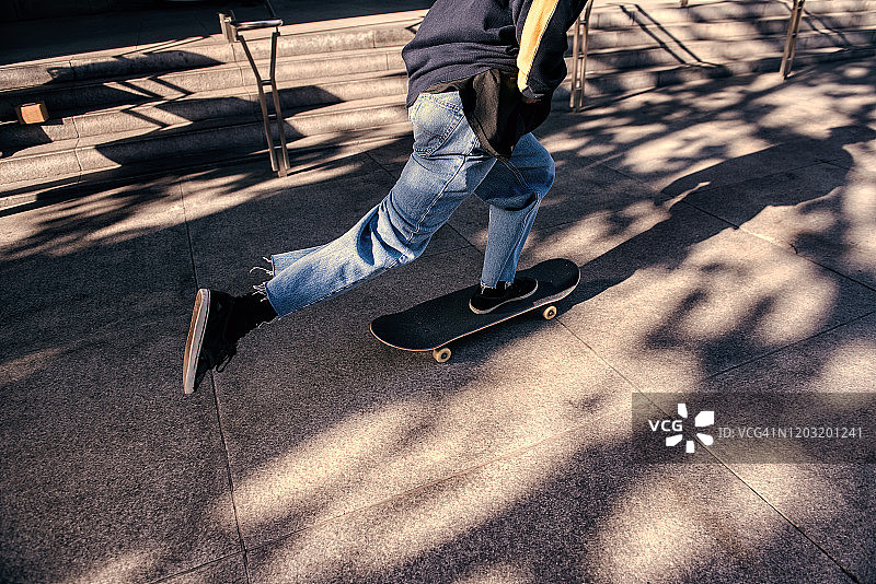 在旧金山街道上的滑板爱好者图片素材