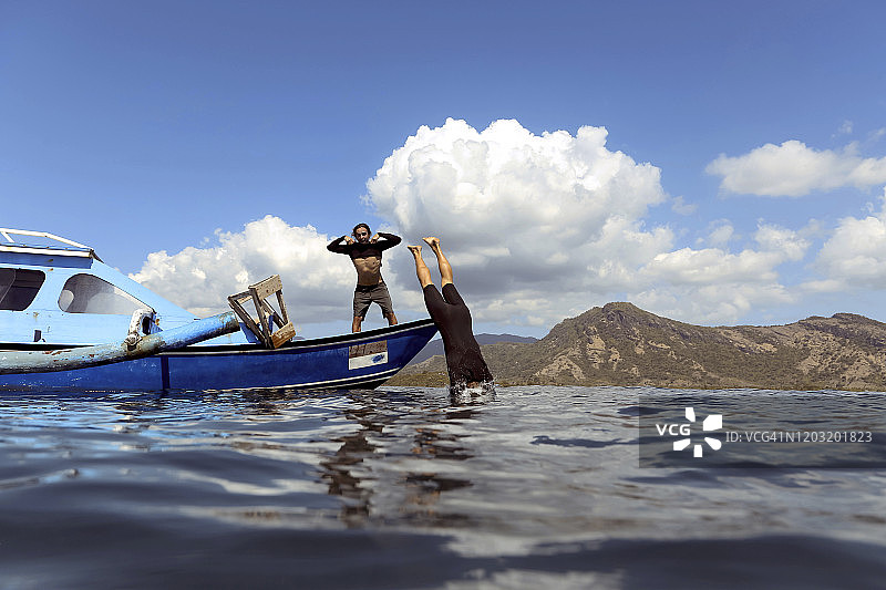 站在通往大海的船旁的男人图片素材