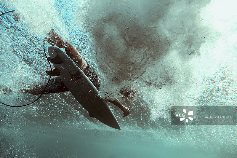 水下拍摄的冲浪者图片素材