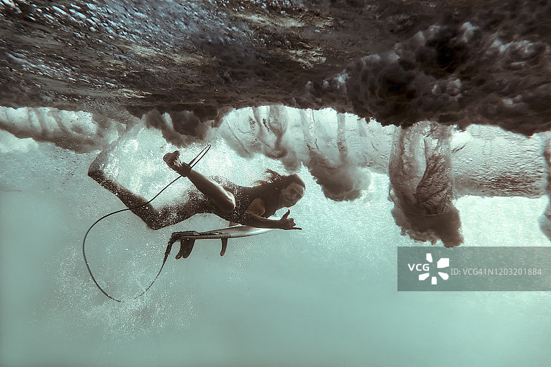 水下拍摄的冲浪者图片素材
