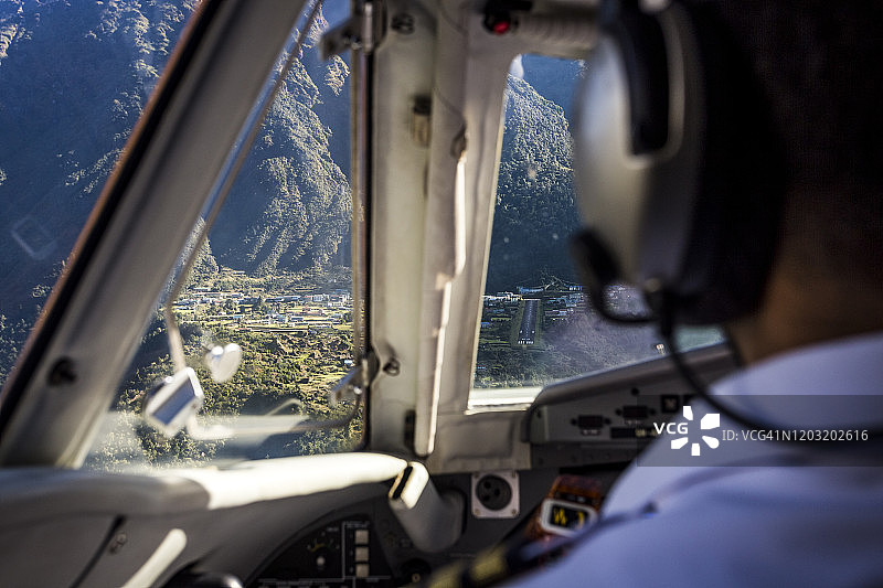 飞机飞向尼泊尔卢克拉机场图片素材