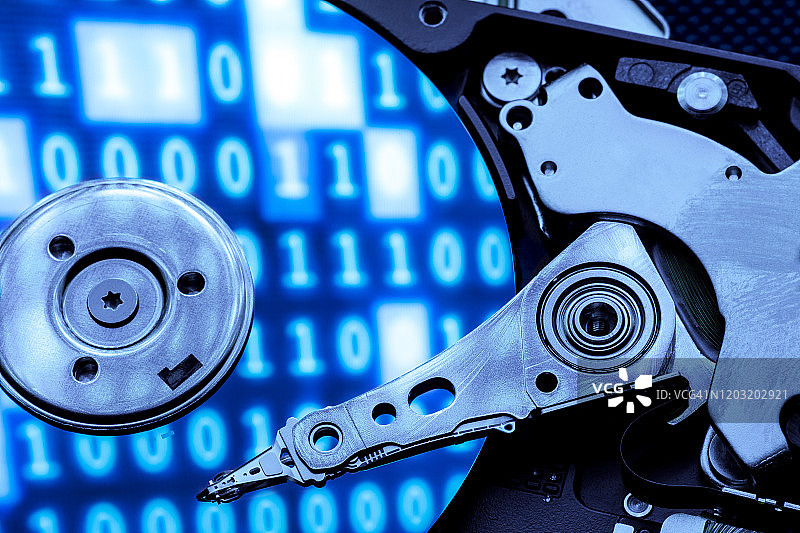 蓝光下带有代码反射的硬盘驱动器特写图片素材