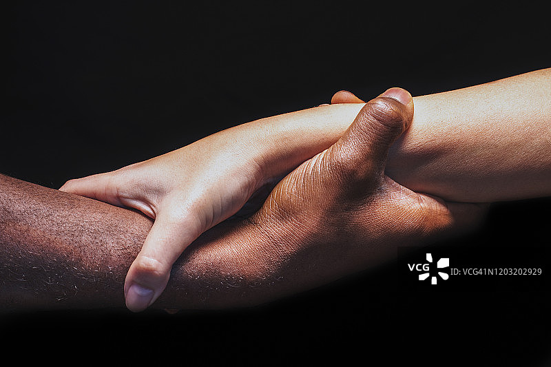 不同肤色的男女手牵手图片素材