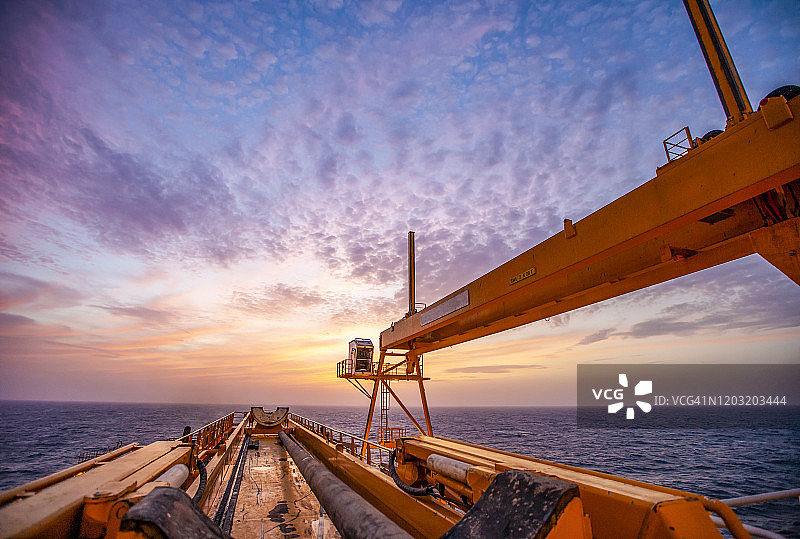 墨西哥湾日落时分的离岸钻井平台图片素材