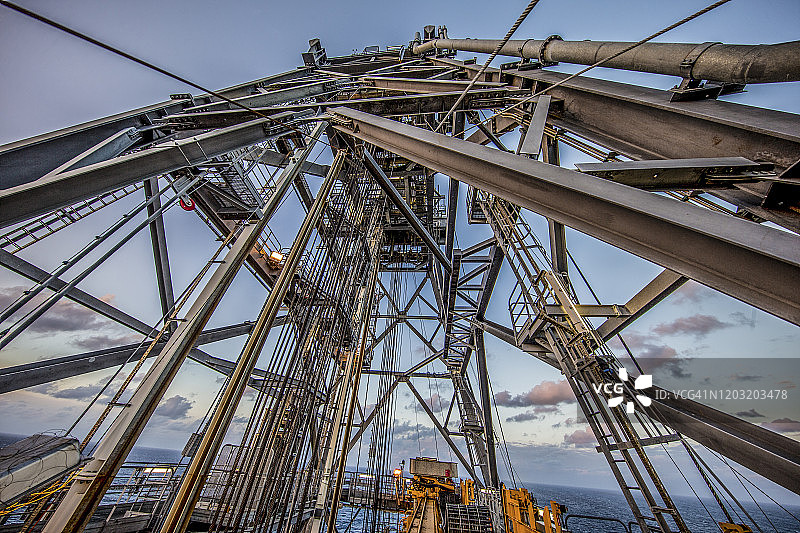 墨西哥湾日落时分的离岸钻井平台图片素材