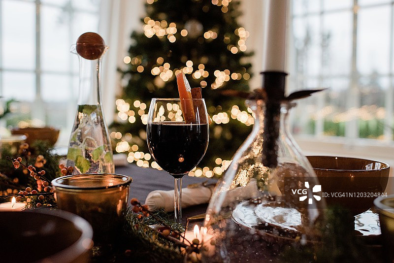 圣诞节装饰桌上的传统瑞典热酒图片素材