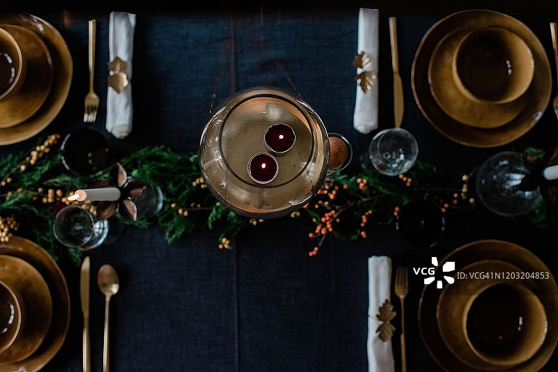 装饰餐桌上的烛台茶灯图片素材