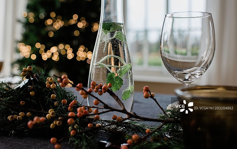 圣诞节餐桌花瓶中的风味水图片素材