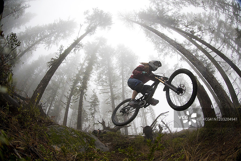速降山地自行车女骑手图片素材