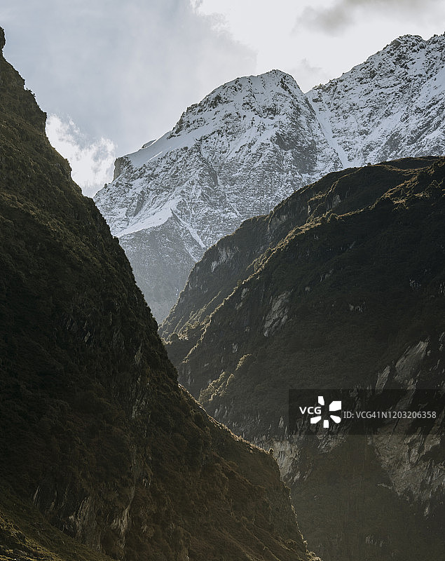新西兰：白雪皑皑的山峰耸立在陡峭的峡谷之上图片素材