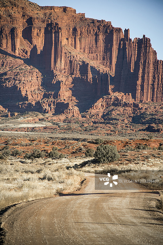 登山者在黎明前使用头灯在冰川地形中导航图片素材