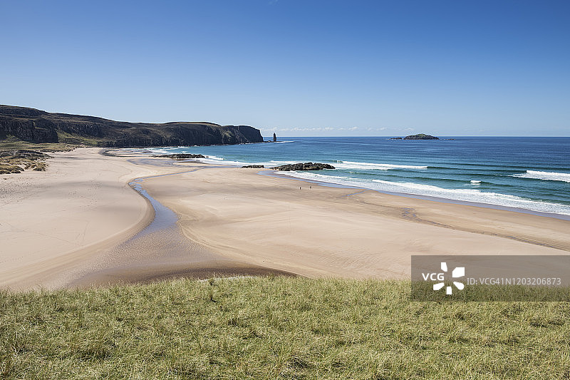 苏格兰萨瑟兰郡Sandwood海湾的草地沙丘和海滩图片素材