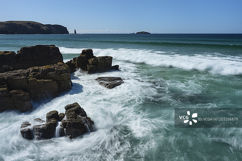 苏格兰萨瑟兰Isolated Sandwood海湾海浪冲击岩石图片素材