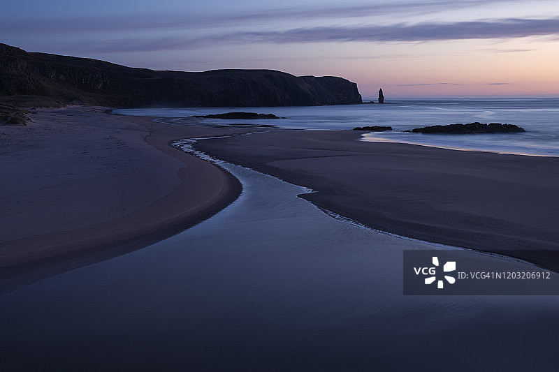 苏格兰萨瑟兰郡桑德伍德湾海滩的黄昏图片素材