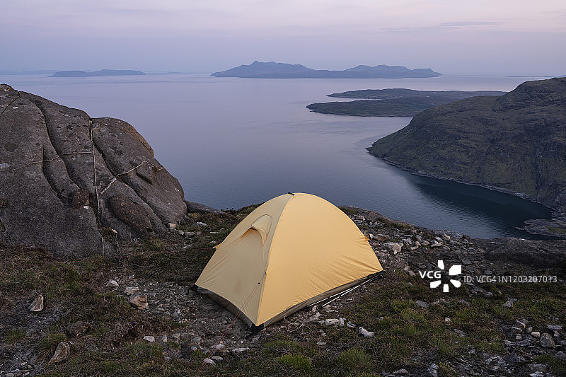 苏格兰斯凯岛斯古尔纳斯特里峰顶上的帐篷露营图片素材