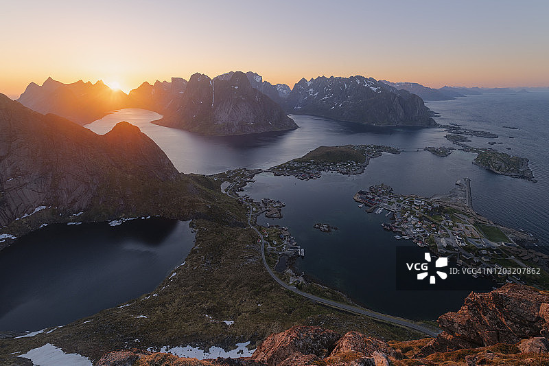 挪威罗弗敦群岛雷讷村和峡湾山脉的傍晚阳光图片素材
