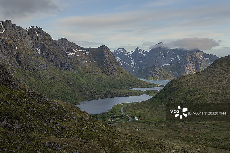 E10号公路在挪威罗弗敦群岛弗拉克斯塔迪纳普村附近的斯托瓦特恩湖周围弯曲图片素材