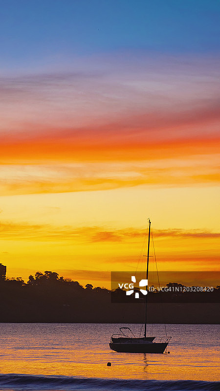 哥斯达黎加暮光时分靠近海滩的帆船图片素材