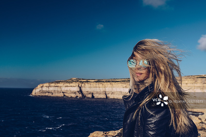 女人在马耳他海边享受户外空气图片素材