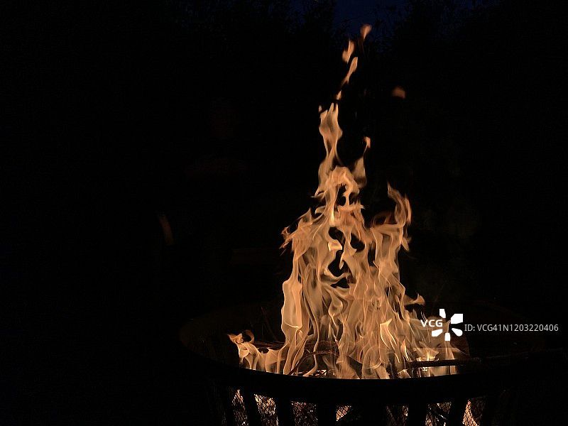 后院篝火绚丽火焰图片素材