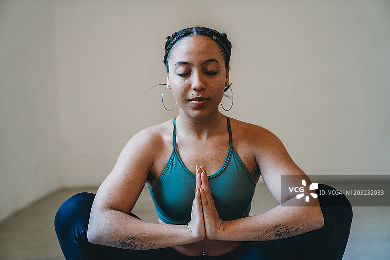 做花环式瑜伽的年轻女子图片素材