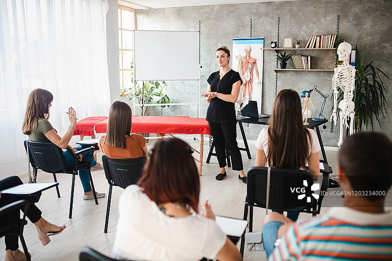 向老师提问的学生图片素材