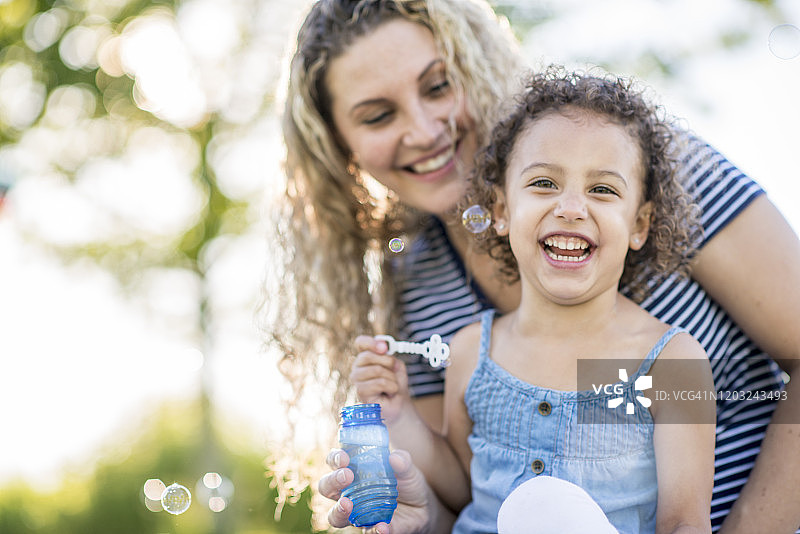和妈妈一起吹泡泡的图片素材图片素材