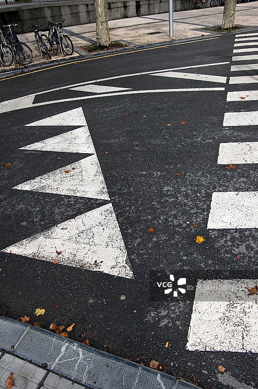 人行横道前的道路标线（含让行三角形）和车道间的彩色安全岛图片素材