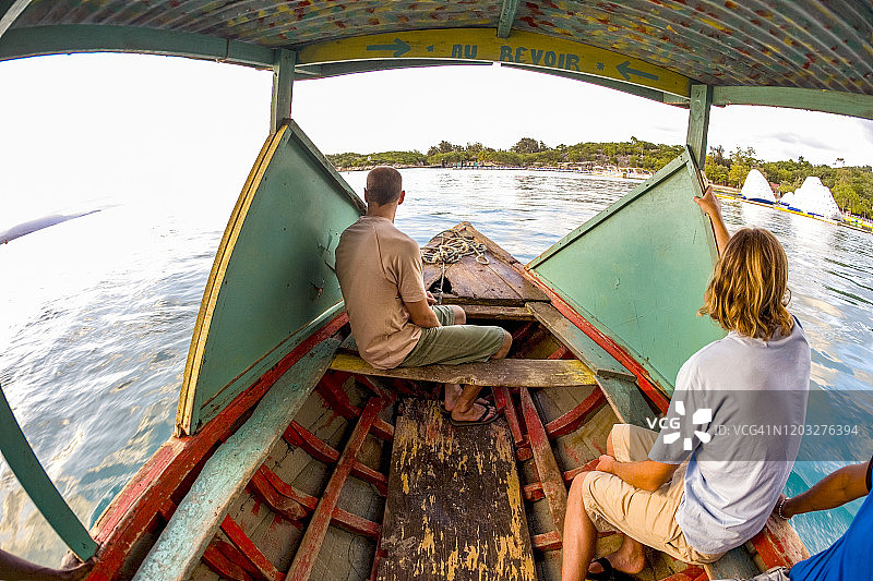 海地拉巴第村的旅游船图片素材