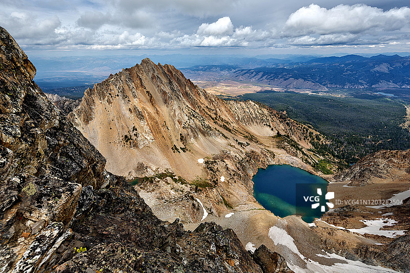 高角度视角：夏季午后，从锯齿荒野汤普森峰顶俯瞰9000湖，爱达荷州图片素材