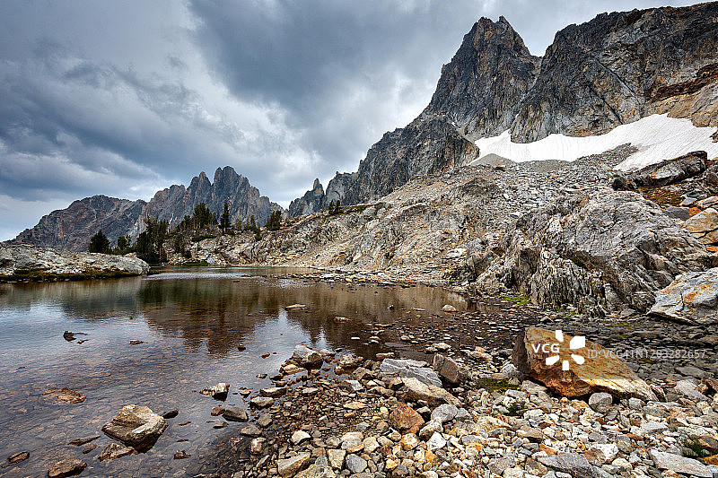 爱达荷州锯齿荒原汤普森峰脚下的高山湖泊，阴天的夏日午后图片素材