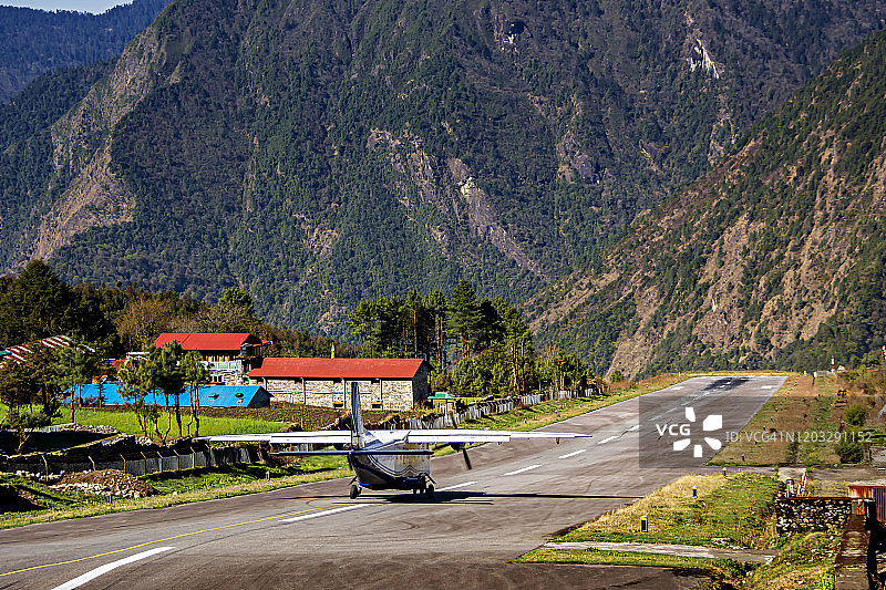 飞机在尼泊尔卢克拉机场起飞图片素材