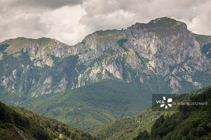 Sutjeska国家公园雄伟山脉图片素材