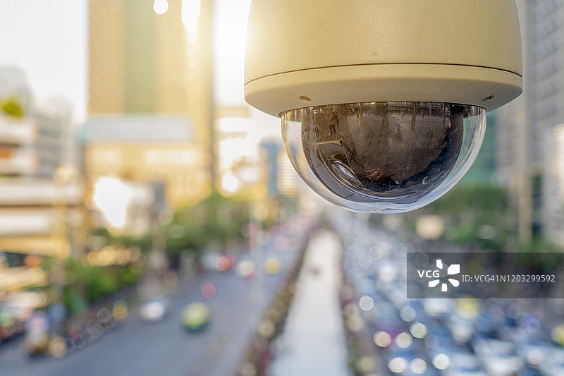 道路或城镇上的高架监控摄像头及汽车和建筑背景图片素材