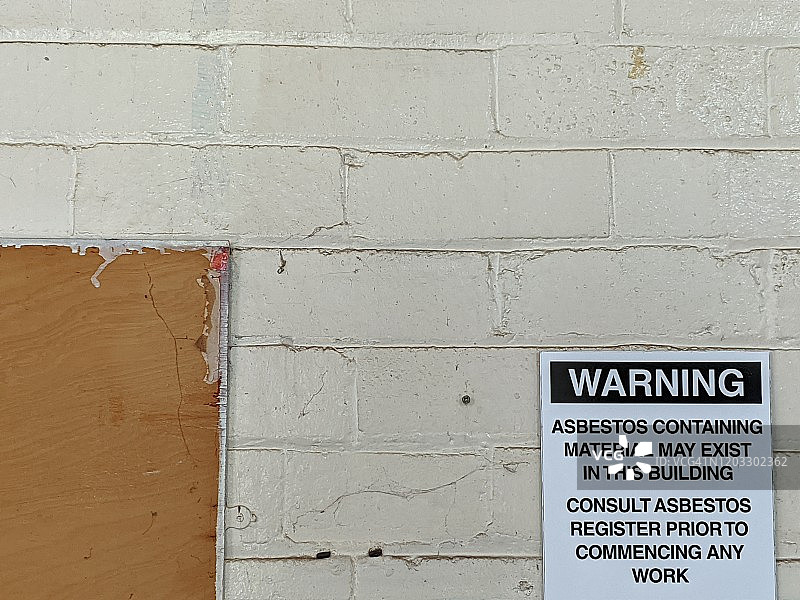 墙上的石棉警告标志图片素材