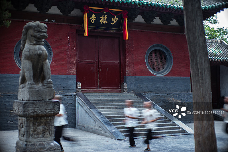 功夫儿童与寺庙图片素材