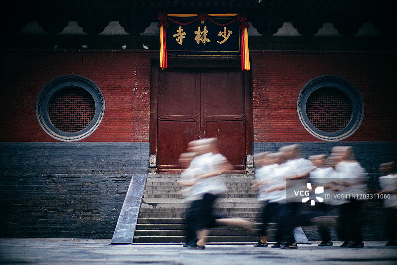 功夫儿童与寺庙图片素材