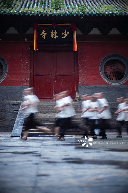 功夫儿童与寺庙图片素材