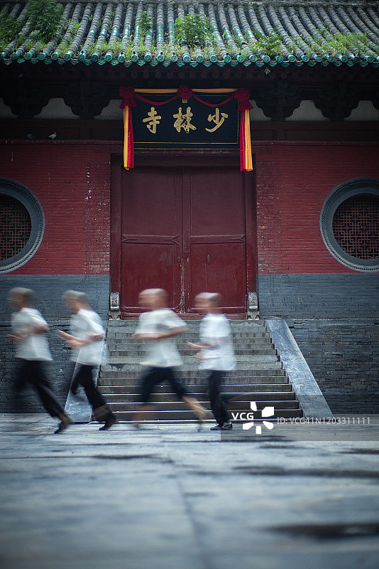 功夫儿童与寺庙图片素材