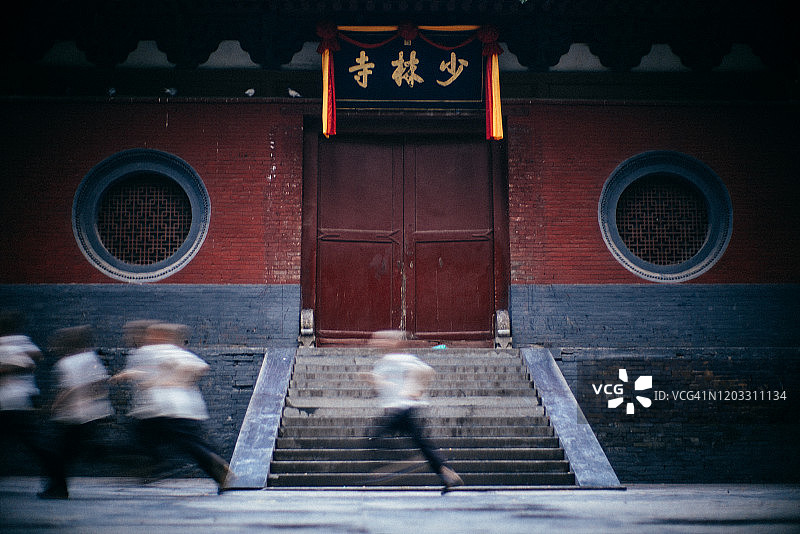 功夫儿童与寺庙图片素材