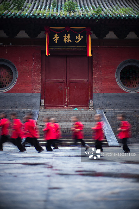 功夫儿童与寺庙图片素材