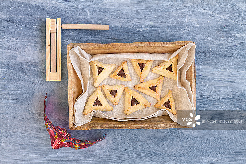 带有巧克力馅料的犹太哈曼塔申自制饼干或曲奇图片素材